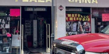 Connato de incendio en Plaza China en Tampico, bomberos logran controlarlo