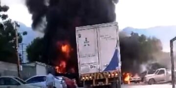 Fuerte explosión e incendio de camión del Grupo Ibarra provocó miedo a vecinos
