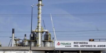 Mueren trabajadores de Pemex por fuga de gases tóxicos en refinería
