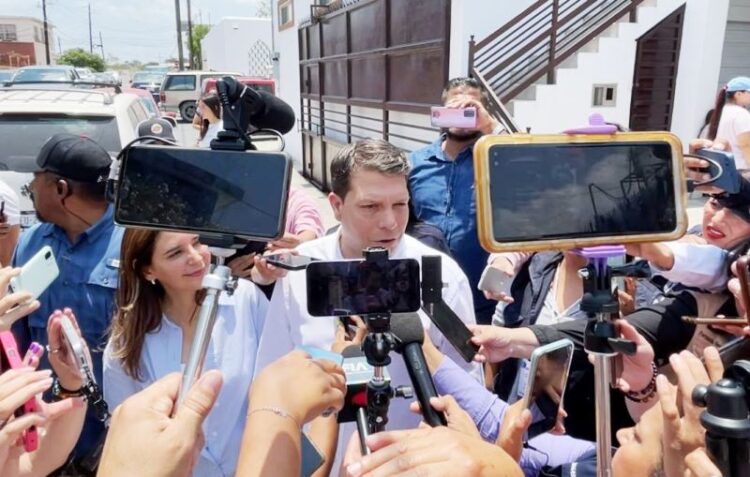 Cachorro Cantú llama a la participación ciudadana tras emitir su voto en Reynosa