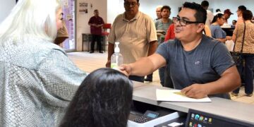 Evalúa Adriana Lozano servicio ciudadano en la Oficina Fiscal de Madero
