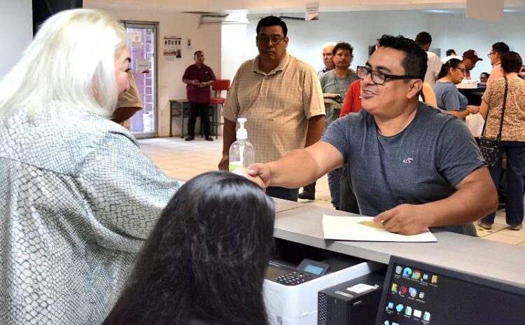 Evalúa Adriana Lozano servicio ciudadano en la Oficina Fiscal de Madero