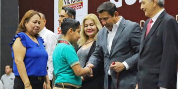 Reconoce Municipio a alumnos y maestros con medalla “Guadalupe Victoria”