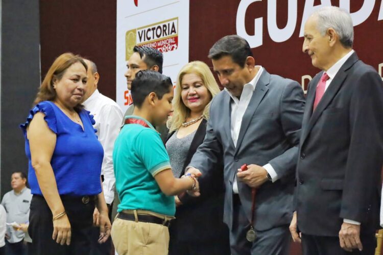 Reconoce Municipio a alumnos y maestros con medalla “Guadalupe Victoria”