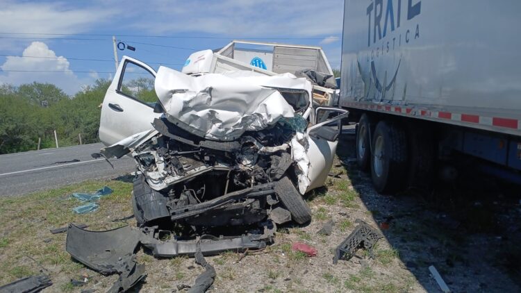 Choque en la carretera federal 83 en el tramo González-Hidalgo.