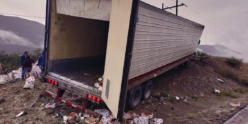 Guardia Estatal atiende volcadura de tractocamión cargado de mango