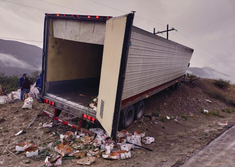 Guardia Estatal atiende volcadura de tractocamión cargado de mango