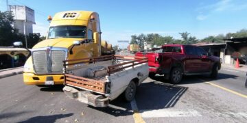 Choque entre tractocamión y camioneta deja daños materiales