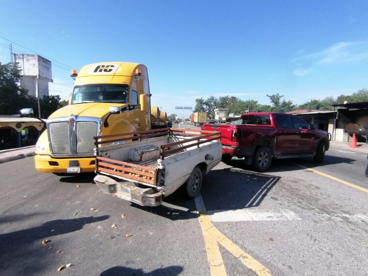 Choque entre tractocamión y camioneta deja daños materiales