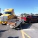 Choque entre tractocamión y camioneta deja daños materiales
