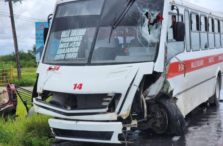 Guardia Estatal auxilia a lesionados en choque múltiple