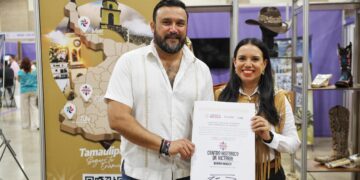 Recibe Gobierno de Victoria certificado de Barrio Mágico en Tianguis Internacional