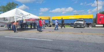 Manifestantes agrícolas bloquean Carretera Federal 101 a la altura de San Fernando