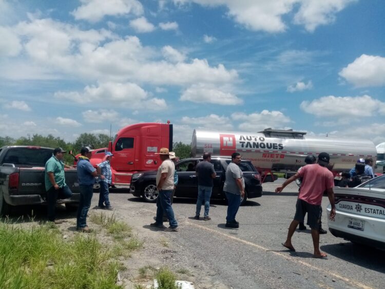 Alerta: Manifestantes bloquean carretera Reynosa-Monterrey