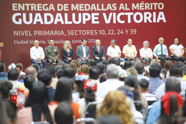 Reconoce Municipio a alumnos y maestros con medalla “Guadalupe Victoria”