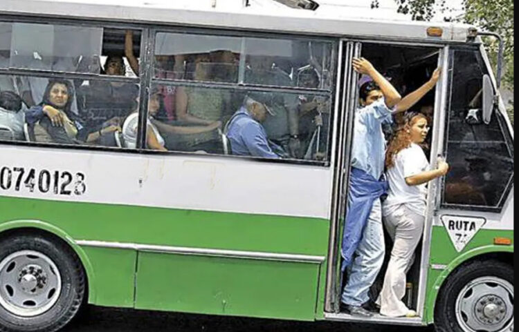 Usuarios del trasporte sufen el intenso calor, micros son un hornos.