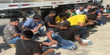 Rescatan a 24 migrantes de un camión-pipa abandonado