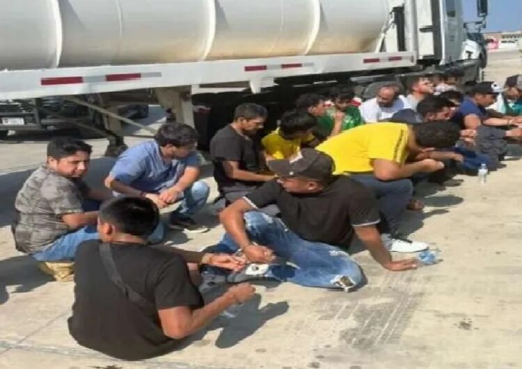 Rescatan a 24 migrantes de un camión-pipa abandonado