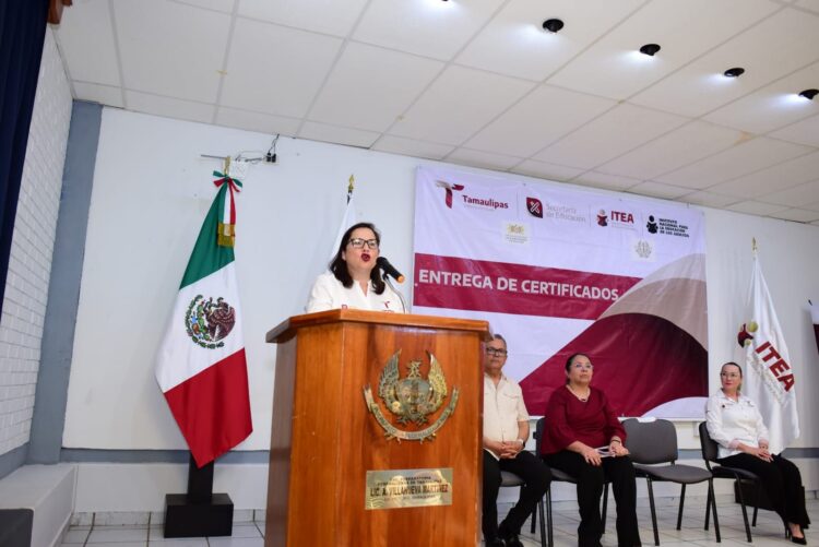 Reconocen a estudiantes por asesorar a adultos que cursan su educación en ITEA