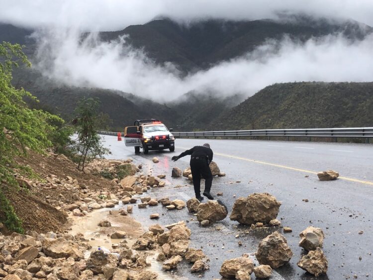 Guardia Estatal colabora en retiro de piedras sobre Carretera Rumbo Nuevo