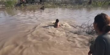 Aumento del nivel del río Bravo vuelve más peligroso intentar cruzarlo