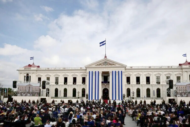 Nayib Bukele es investido para un segundo mandato consecutivo en El Salvador