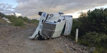 Guardia Estatal brinda apoyo carretero ante volcadura