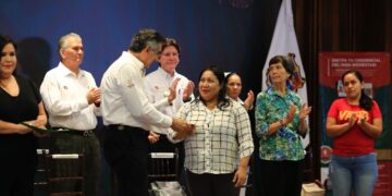 Entrega Américo credenciales del programa IMSS-Bienestar.