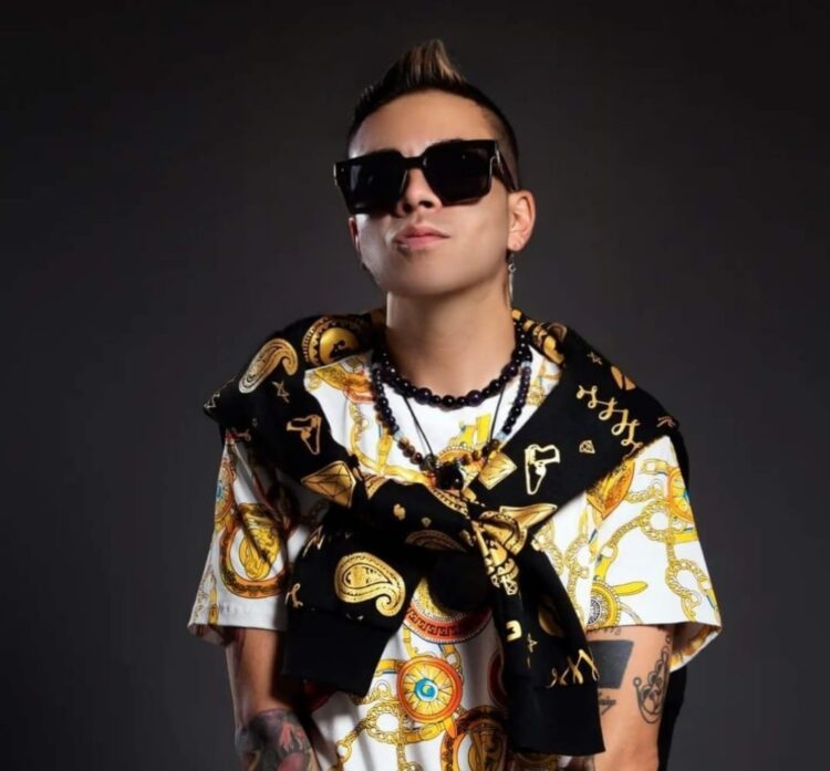 Dameva compartió detalles sobre su último sencillo “en mi habitación”.