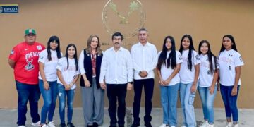 Felicita Dámaso Anaya a softbolistas de la UAT campeonas del torneo nacional Williamsport