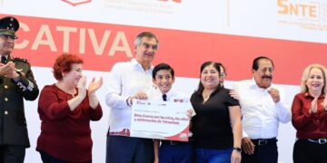 Felicita Dámaso Anaya a softbolistas de la UAT campeonas del torneo nacional Williamsport