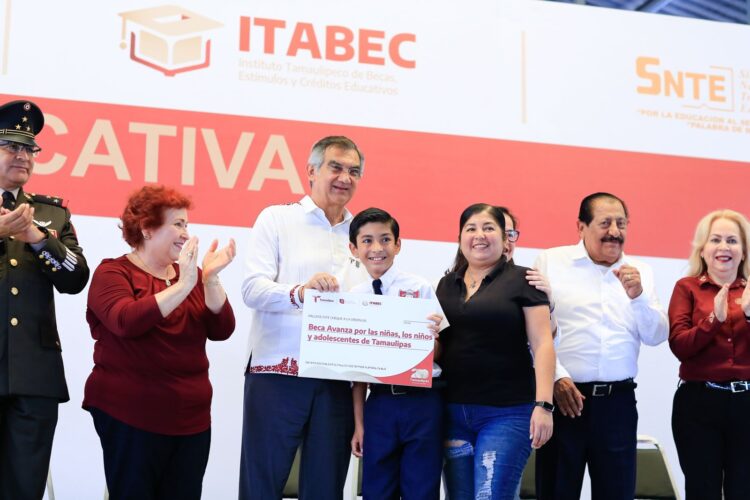 Felicita Dámaso Anaya a softbolistas de la UAT campeonas del torneo nacional Williamsport