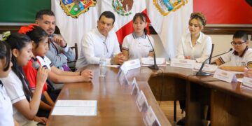 Sesionan alumnos de Victoria como Presidente y Regidores por un Día en Cabildo local.