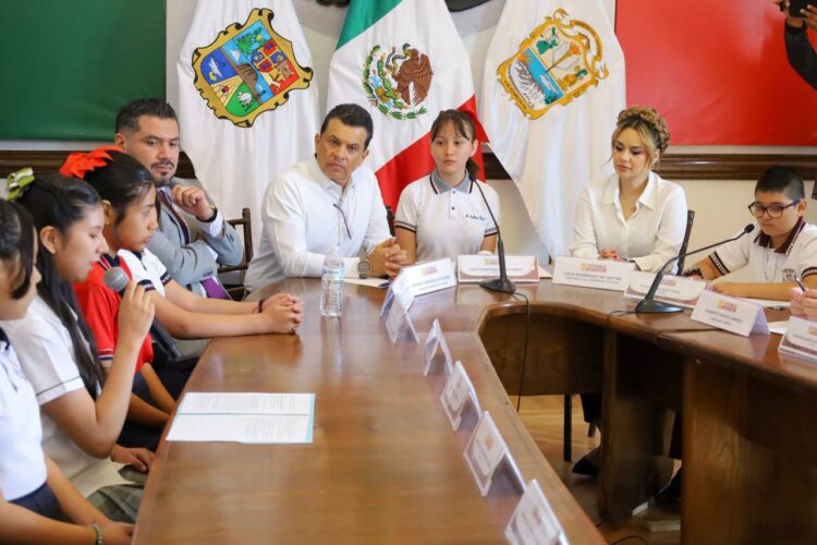 Sesionan alumnos de Victoria como Presidente y Regidores por un Día en Cabildo local.