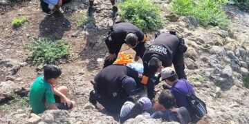 Mujer se lesionada en la Cascada Boca de Juan Capitán, Tránsito Estatal la auxilia.