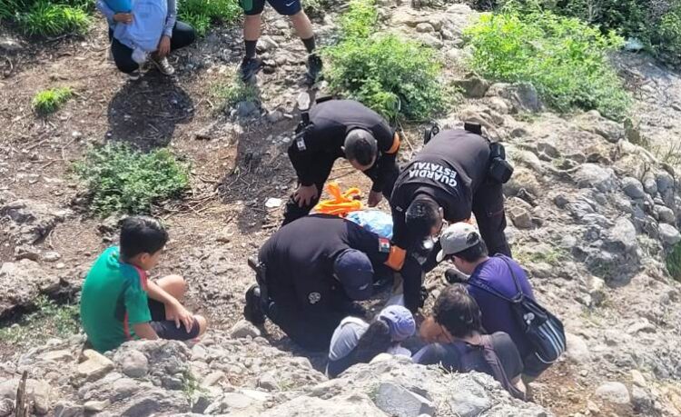 Mujer se lesionada en la Cascada Boca de Juan Capitán, Tránsito Estatal la auxilia.