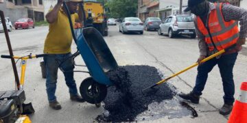 Continúa bacheo en periodo vacacional.