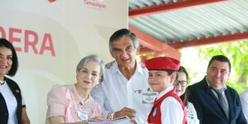 Apadrinan Américo y María a estudiantes de Xicoténcatl; presupuesto sin límites para becas