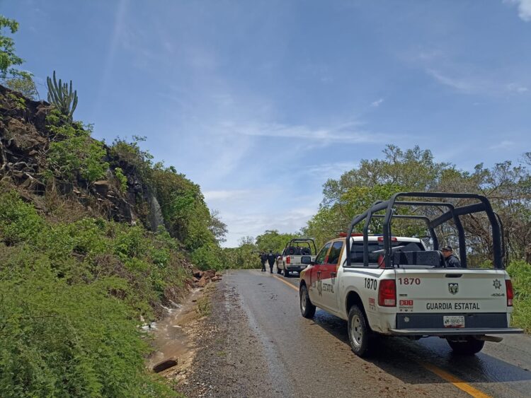 Guardia Estatal retira árbol y piedras que obstruían circulación en Carretera Estatal 64