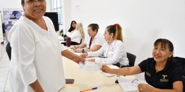 Recibe personal de la SSPT becas para servidores públicos e hijos