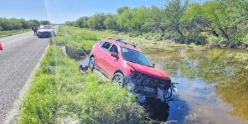 Guardia Estatal auxilia a automovilista tras accidente en Carretera Federal 101