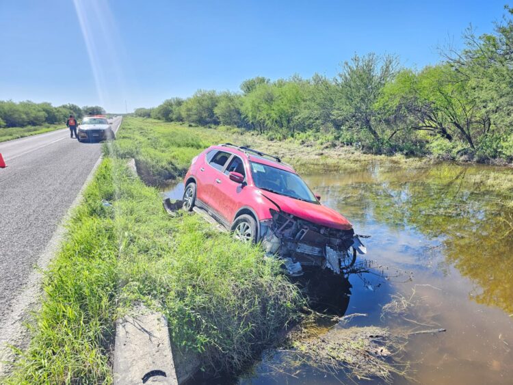 Guardia Estatal auxilia a automovilista tras accidente en Carretera Federal 101