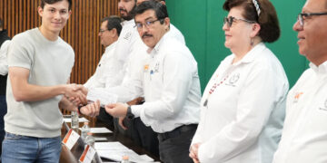 Reconoce la UAT el desempeño académico de estudiantes hijos del personal docente