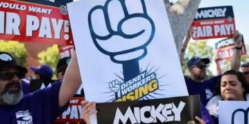 Trabajadores de Disneyland votan para autorizar una huelga, la primera en 40 años