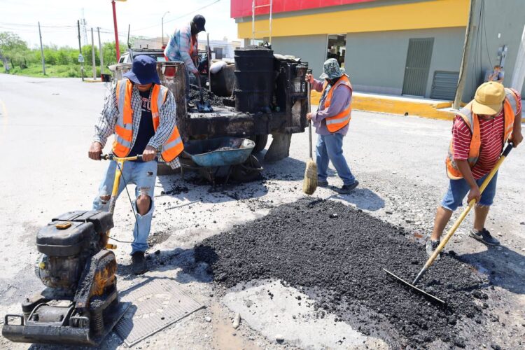 Con material reciclado y de manera preventiva reparan baches en Victoria
