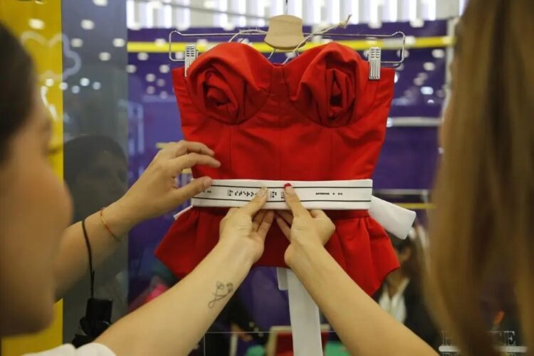 Diseñadoras mexicanas crean ropa para personas con discapacidad visual y auditiva