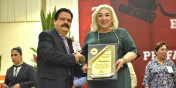 Es Adriana Lozano Madrina de Generación de la Secundaria Técnica 1 de Ciudad Victoria