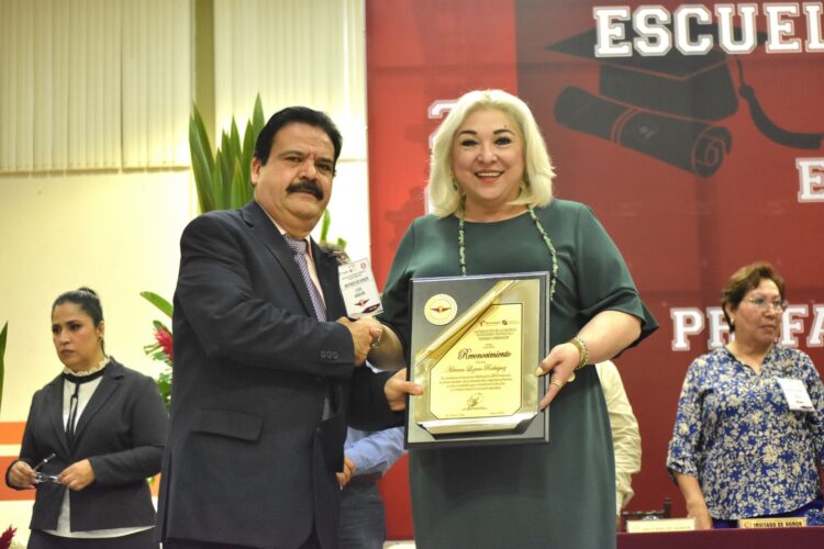 Es Adriana Lozano Madrina de Generación de la Secundaria Técnica 1 de Ciudad Victoria