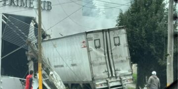 Tráiler se estrella contra restaurante en la México-Toluca
