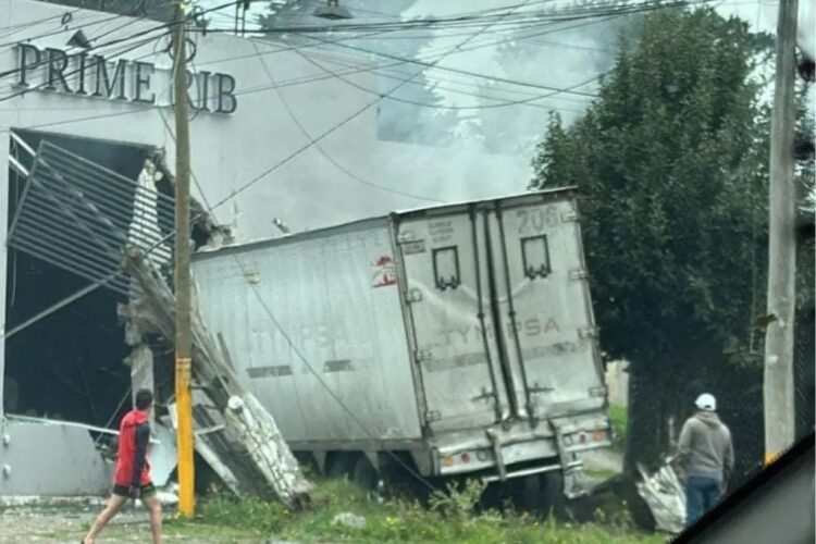 Tráiler se estrella contra restaurante en la México-Toluca